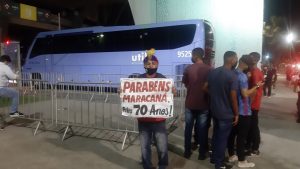 Torcedores do Flamengo marcam presença nos arredores do Maracanã antes da partida contra o Bangu