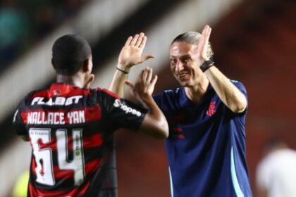 Wallace Yan comemora gol do Flamengo com técnico Filipe Luís
